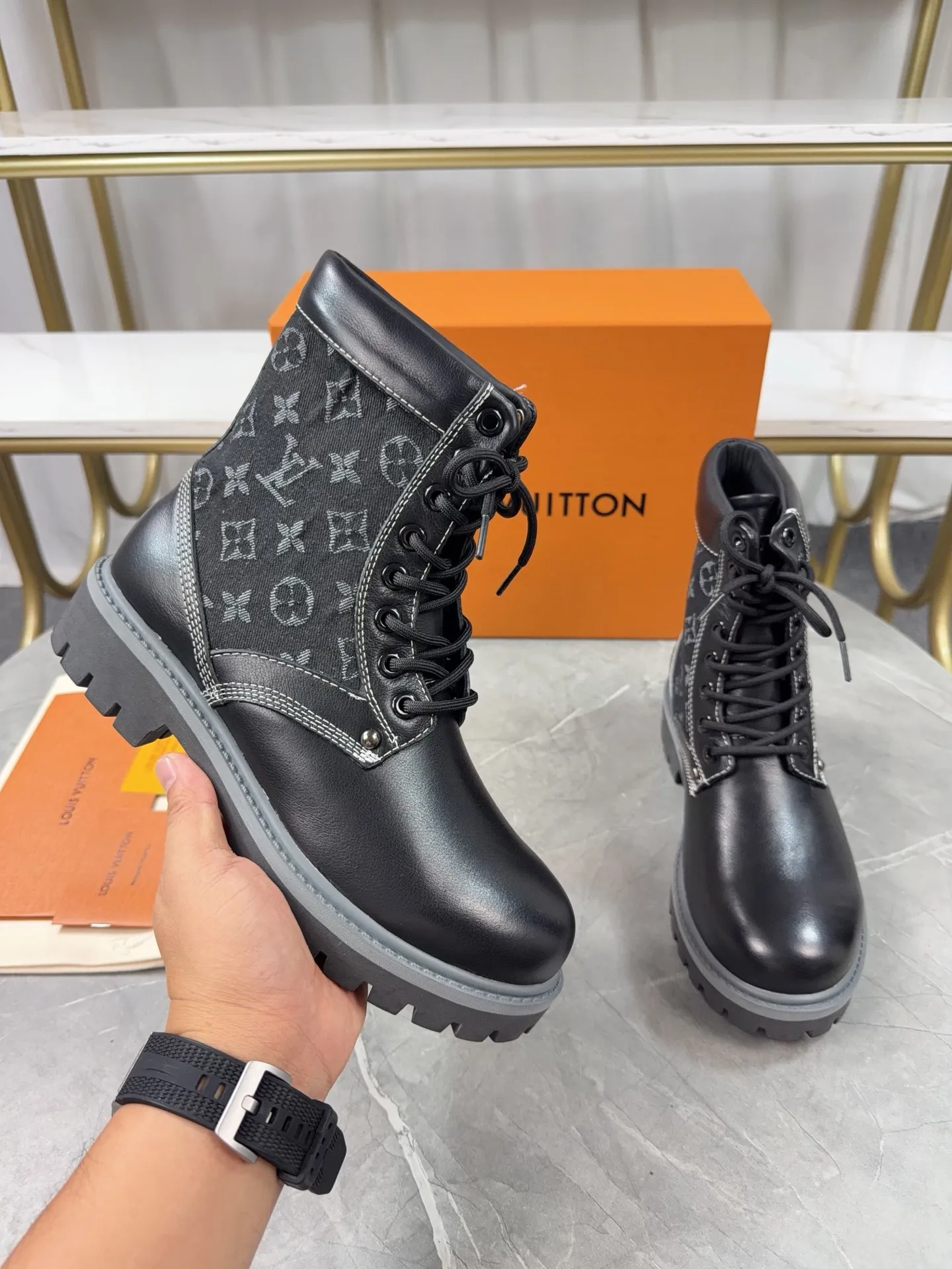 p720🐮🐮2025 top version: couple style LV presbyopia, embossed rhubarb boots, ankle boots, embossed waterproof nubuck cowhide boots, relying on the brand's exquisite craftsmanship to carefully reshape the classic T 6-inch boot shape in Italy to create an American-style autumn and winter men's and women's wear show. The original laces and outsole are exquisitely detailed, and the leather label expresses the cooperation logo. Exquisite packaging at the delivery counter🛍📦 ▪️Fabrics: Original customized imported first-layer cowhide ▪️Inner lining: Original customized leather lining/mesh lining ▪️Outsole: Original molded anti-slip rubber material ▪️Sole thickness: 3.5CM ▪️Size: 35-40 for women and 39-46 for men